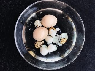 3、鸡蛋菠菜饼之蠢萌龟,煮好的鸡蛋过凉水 剥壳