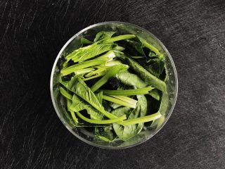 4、鸡蛋菠菜饼之蠢萌龟,菠菜洗干净切小段加入200克清水一同放入榨汁机榨汁