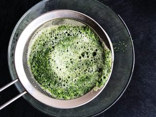 5、鸡蛋菠菜饼之蠢萌龟,菠菜汁过滤