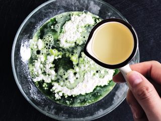 6、鸡蛋菠菜饼之蠢萌龟,将菠菜汁倒入面粉中加入适量食盐和色拉油