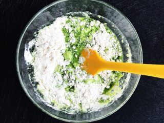 7、鸡蛋菠菜饼之蠢萌龟,搅拌均匀