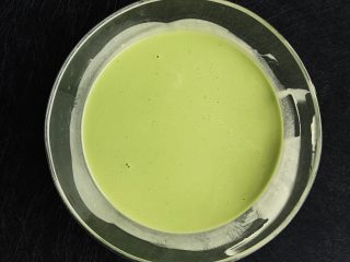 8、鸡蛋菠菜饼之蠢萌龟,搅拌好的面糊无颗粒呈流动的液体状态