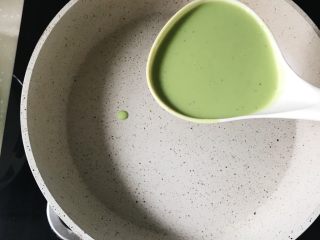 9、鸡蛋菠菜饼之蠢萌龟,平底锅烧热转小小火 去面糊一勺 从高往低倒入面糊（这个过程全程小火 锅底不需要刷油）