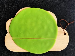 11、鸡蛋菠菜饼之蠢萌龟,将烙好的面饼放置案板 如同一样切一刀