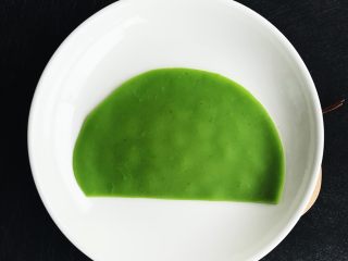 12、鸡蛋菠菜饼之蠢萌龟,平铺在盘中