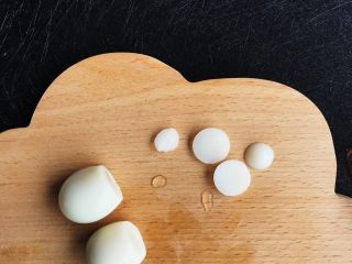 13、鸡蛋菠菜饼之蠢萌龟,鹌鹑蛋尖尖的那面切出两个小圆片