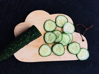 15、鸡蛋菠菜饼之蠢萌龟,黄瓜切圆片