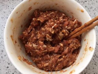 1、香酥藕盒,如图将肉馅用盐、料酒、蚝油、香油、生抽、油、葱末、姜末搅拌均匀备用。