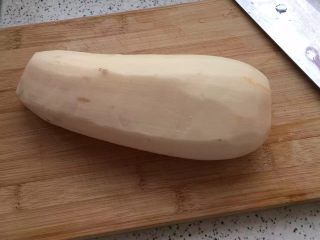 2、香酥藕盒,如图莲藕去皮，切成5毫米厚的片，再从中间切一刀，但不要切到底