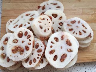 3、香酥藕盒,如图将切好的莲藕片打开，中间塞入肉馅