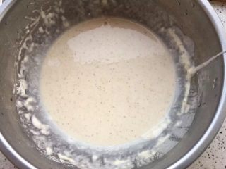 4、香酥藕盒,如图倒入少许面粉和淀粉，打入一个鸡蛋，加少许白胡椒和啤酒搅拌成糊状，以沾筷子并自然流动的状态为准即可