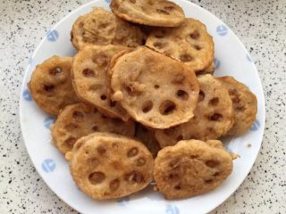 5、香酥藕盒,如图将装入肉的藕夹均匀沾上淀粉糊，下入油锅中炸熟即可