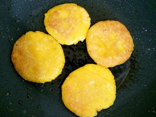 11、南瓜饼,煎至两面金黄即可