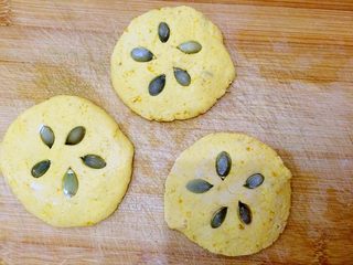 9、南瓜饼,按扁，嵌上炒熟的南瓜仁