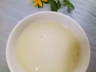 2、双米奶布丁#婴儿辅食#,长香丝大米 压塌楼小米 水400ML 一起放到豆浆机，选择米糊键，豆浆机会自动破壁，煮熟，大约15分钟左右就好了，取80ML左右备用。会多很