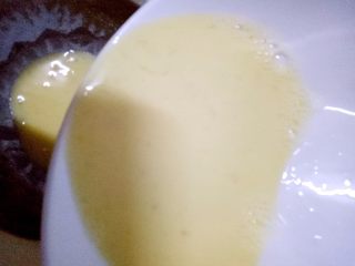 6、双米奶布丁#婴儿辅食#,把拌好的双米布丁液，过筛滤掉过不了筛网的原料，这样口感会更细腻