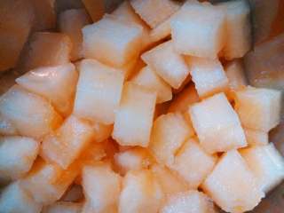 2、蜜瓜遇上冰,去皮切成小丁