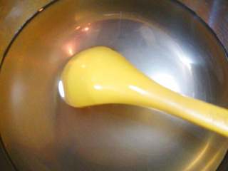 4、蜜瓜遇上冰,蜂蜜加凉开水调均匀