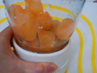 9、蜜瓜遇上冰,还可以把哈蜜瓜冰块放入料理机打成哈密瓜沙冰