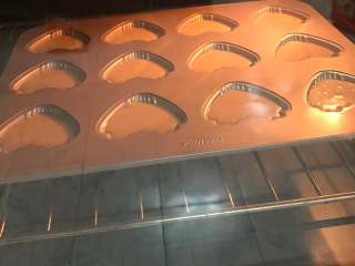 1、奶茶玛德琳,放入预热好165度的烤箱烤20分钟