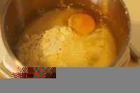 1、鸡蛋仔,粉类过筛。油，水，奶，鸡蛋混合打匀。全部材料混合，搅拌均匀；