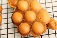 6、鸡蛋仔,用叉子之类的东西挑一些，鸡蛋仔就从模子中掉出来；