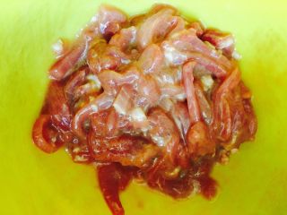 4、鱼香肉丝,倒入适量盐、料酒、生抽、淀粉、食用油拌匀备用