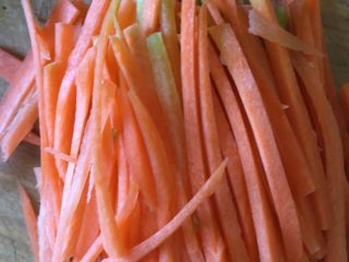 5、鱼香肉丝,胡萝卜切丝