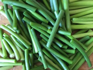 6、鱼香肉丝,蒜薹切段