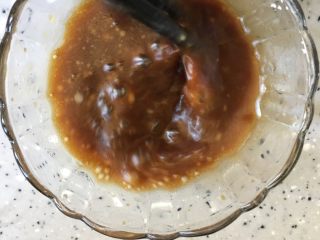 8、鱼香肉丝,取一小碗调汁，放入糖、醋、生抽、淀粉搅匀备用