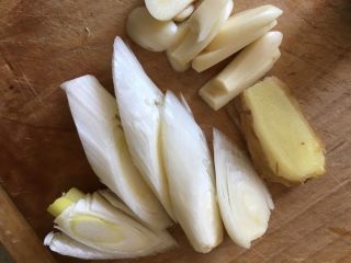 9、鱼香肉丝,葱姜蒜切好