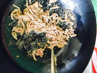 12、鱼香肉丝,肉丝炒散盛出备用