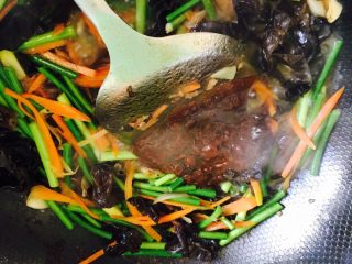 16、鱼香肉丝,倒入适量豆瓣酱