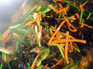 17、鱼香肉丝,喜欢吃软点儿的可以放入些开水翻炒