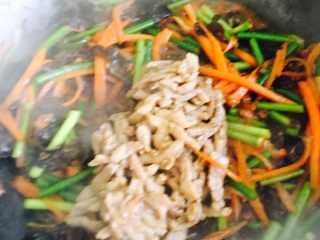 18、鱼香肉丝,快熟时放入炒好的肉丝