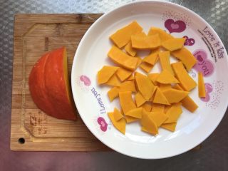 1、三彩豆沙包～附豆沙馅制作,取一块南瓜去皮去瓤切片装盘，薄一些好蒸熟。