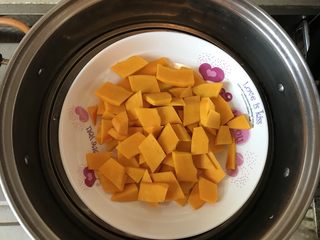 2、三彩豆沙包～附豆沙馅制作,切片的南瓜上蒸锅。