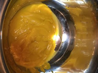 5、三彩豆沙包～附豆沙馅制作,熟南瓜泥放凉倒入揉面盆中。