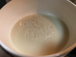 6、三彩豆沙包～附豆沙馅制作,取一小碗，放入3克酵母，用少量，一定要少！南瓜水分较多，所以，化开酵母的温水一定要少！手不觉得热的温水即可！不高于38度！水温过高会烫死酵母菌！适量的温水帮助酵母菌发挥它们的作用哦！静置2分钟。