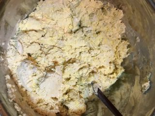 7、三彩豆沙包～附豆沙馅制作,静置酵母水的同时，准备250克面粉放入揉面盆，确保南瓜泥已经凉透即可，将酵母水倒入面盆中，用一双筷子搅拌，南瓜水分大，不需要再加入多余水份。搅拌至无干粉即可。