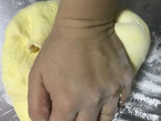 8、三彩豆沙包～附豆沙馅制作,用手掌根部将面团揉光滑，如粘手，撒干粉！至少能揉进50克干粉哦！