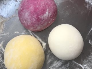 9、三彩豆沙包～附豆沙馅制作,火龙果泥同样是料理机打成泥，加入温水调好的3克酵母水➕面粉搅拌。白面一样程序。各色面团全部揉至光滑。