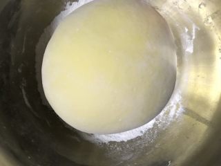 10、三彩豆沙包～附豆沙馅制作,分别放入面盆中第一次发酵。视温度和面团状态而定时间。室温一般夏季一个小时，冬季2-3小时。如有发酵烤箱一般40分钟就可以了。发酵到面团2倍大。