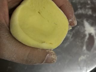 12、三彩豆沙包～附豆沙馅制作,取出面团揉搓充分排气，切开面团无大气孔。