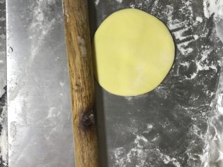 14、三彩豆沙包～附豆沙馅制作,擀制成圆片。