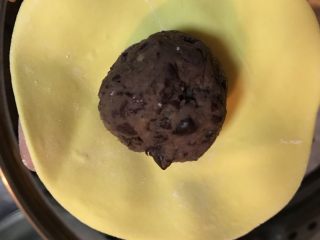 15、三彩豆沙包～附豆沙馅制作,将事先揉好的豆沙馅放入圆片中心。