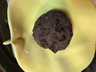 16、三彩豆沙包～附豆沙馅制作,先捏第一个褶子。