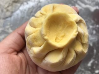 17、三彩豆沙包～附豆沙馅制作,顺势将其他褶子提起捏到一起。