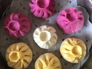 19、三彩豆沙包～附豆沙馅制作,蒸锅内事先放好足量冷水！是冷水！将造型好的豆包依次放入垫好馒头纸的蒸锅，注意及时盖上锅盖！以防表皮干裂。此时醒发第二次，20-30分钟，轻拿包子变轻，1.5倍大即可。