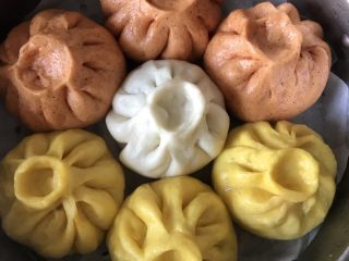 20、三彩豆沙包～附豆沙馅制作,大火上汽后，改中火蒸15分钟，关火焖五分钟。